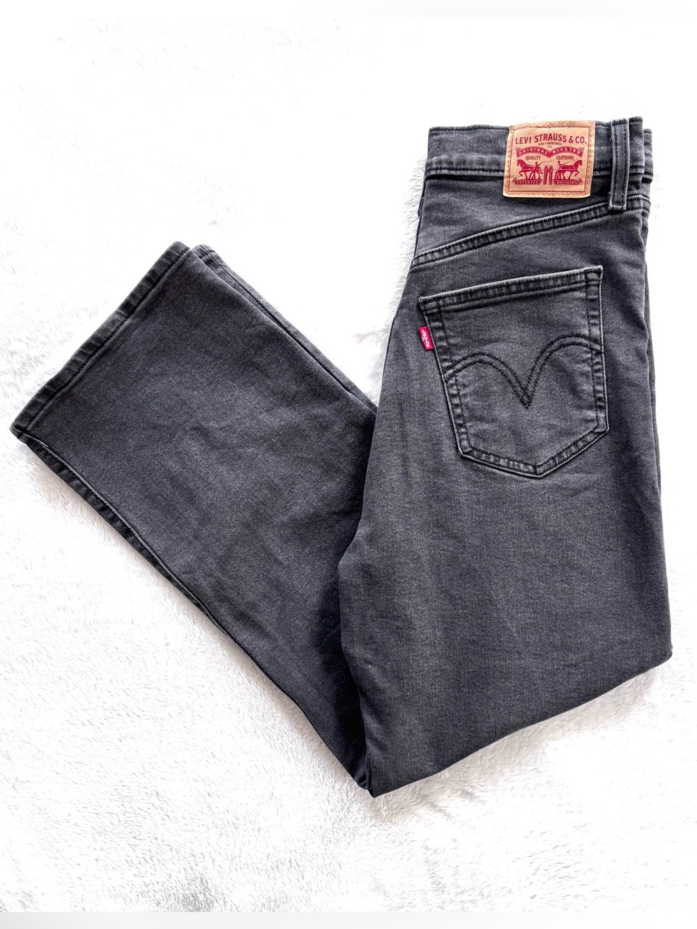 Levi’s Women’s Ribcage Straight Ankle Jeans in Gray/Black, Size 28